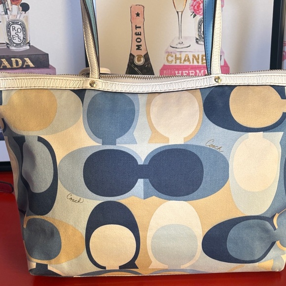 Coach Scarf Print 2007 Blue and Cream Patterned Tote Bag with matching wristlet - Picture 9 of 17